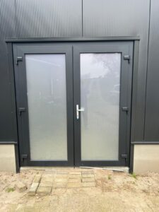 Kunststof antraciete openslaande tuindeuren met melkglas